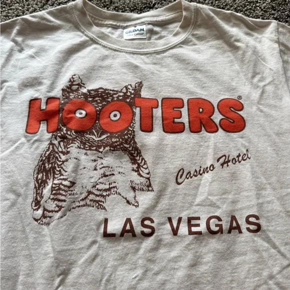 Hooters tee shirt - Picture 2 of 5